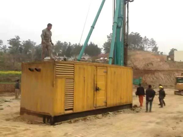城中如何判断水冷式机油散热器密封件是否需要更换？